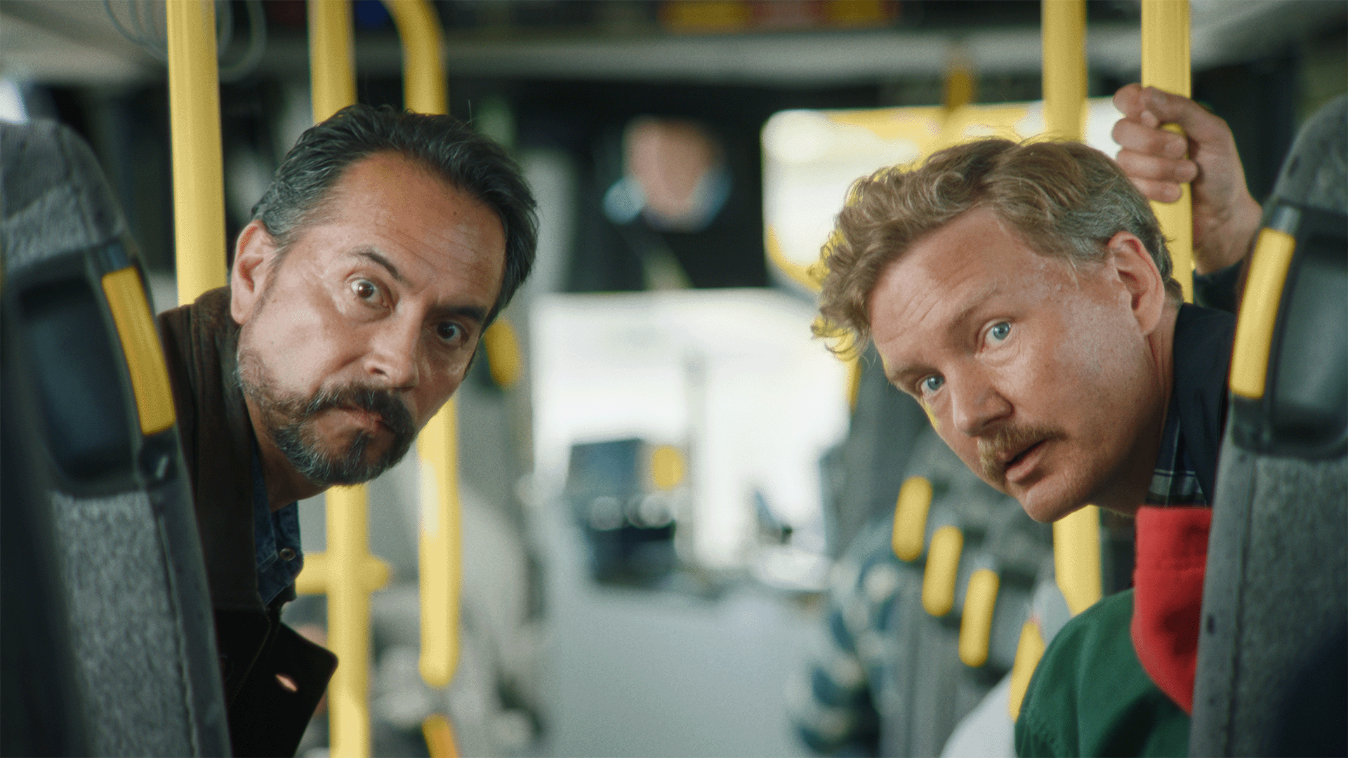 Två personer sitter på bussen BQ_landningssida_Rubrik1.png