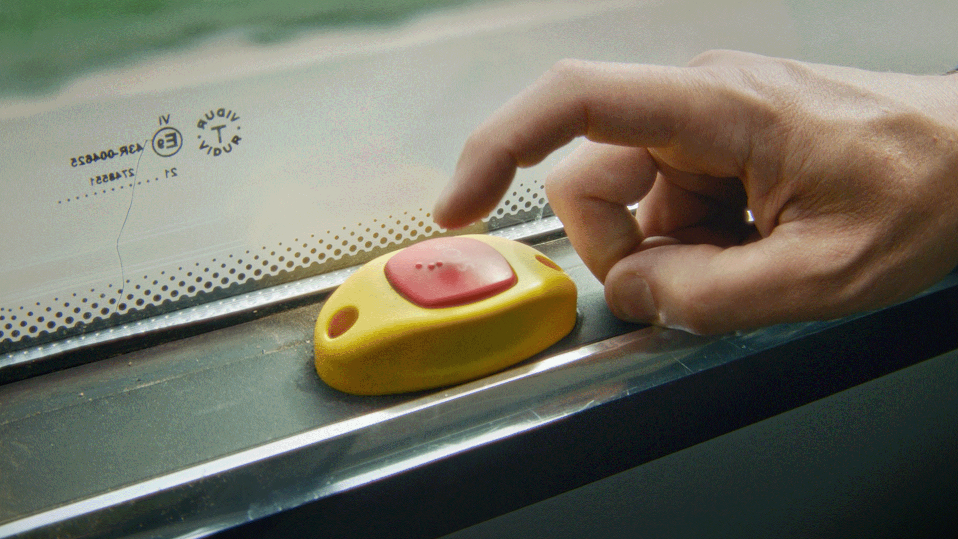 Hand håller leksaksbuss BQ_landningssida_Rubrik3.png