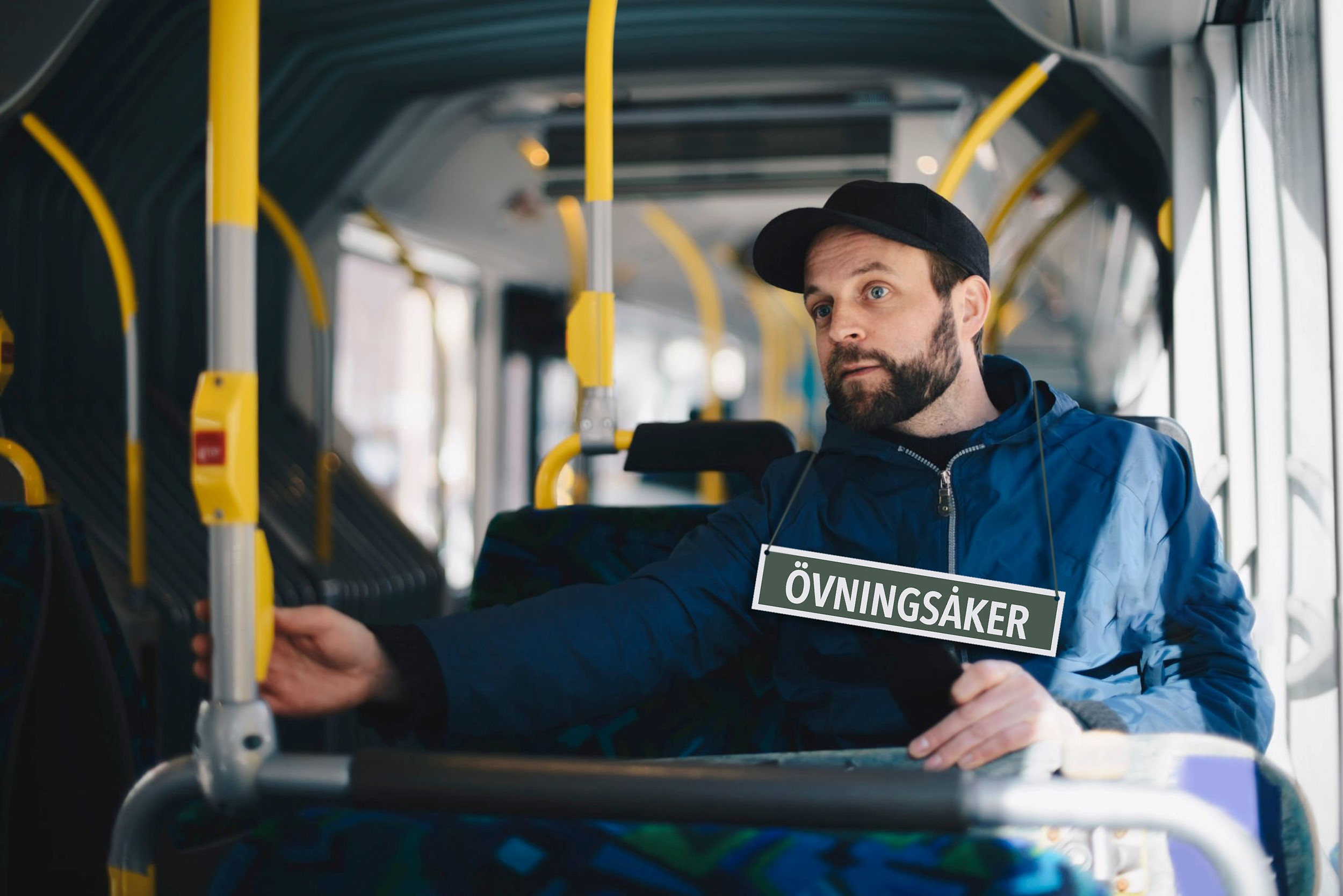 Man sitter ombord på buss