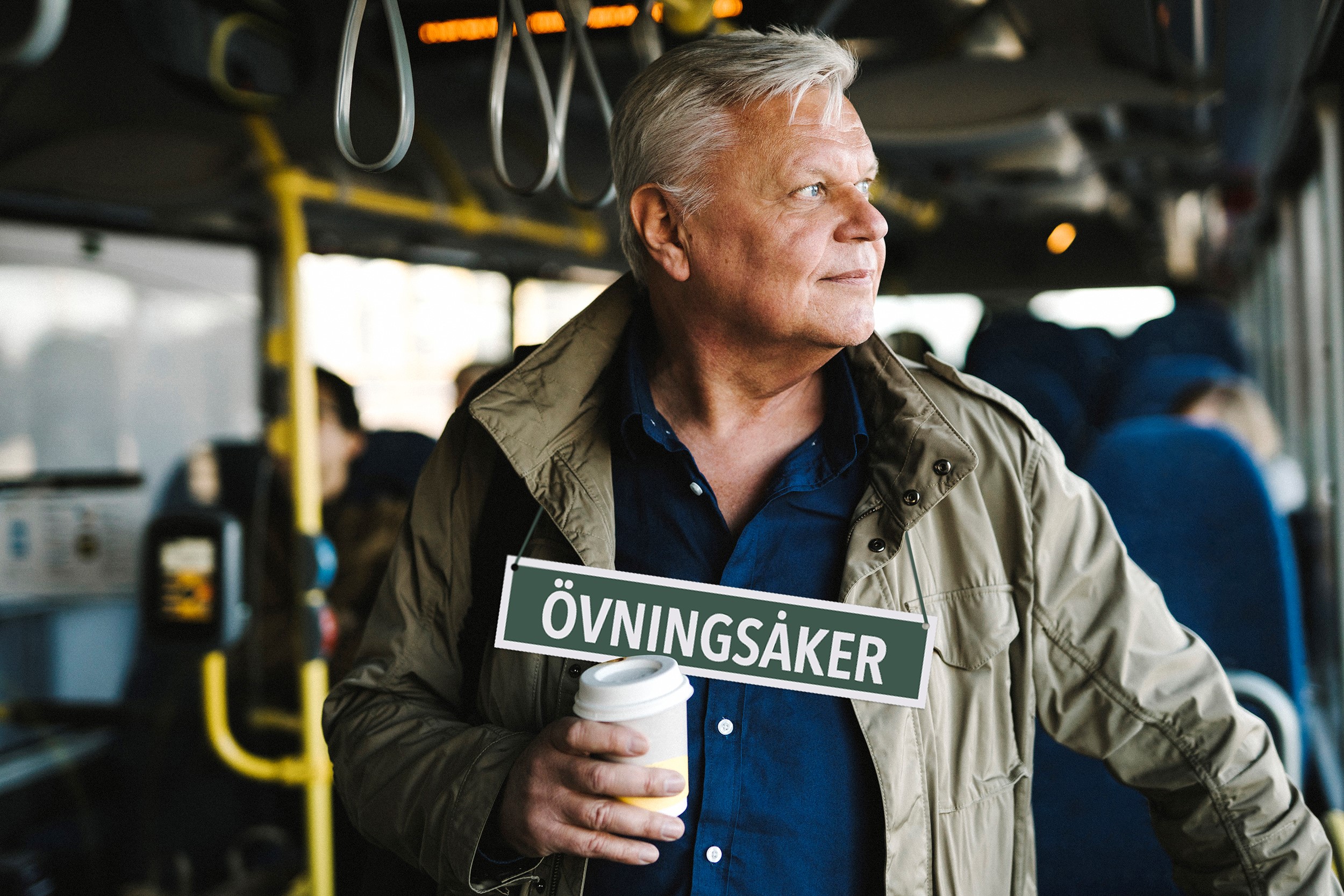 Man står ombord på buss